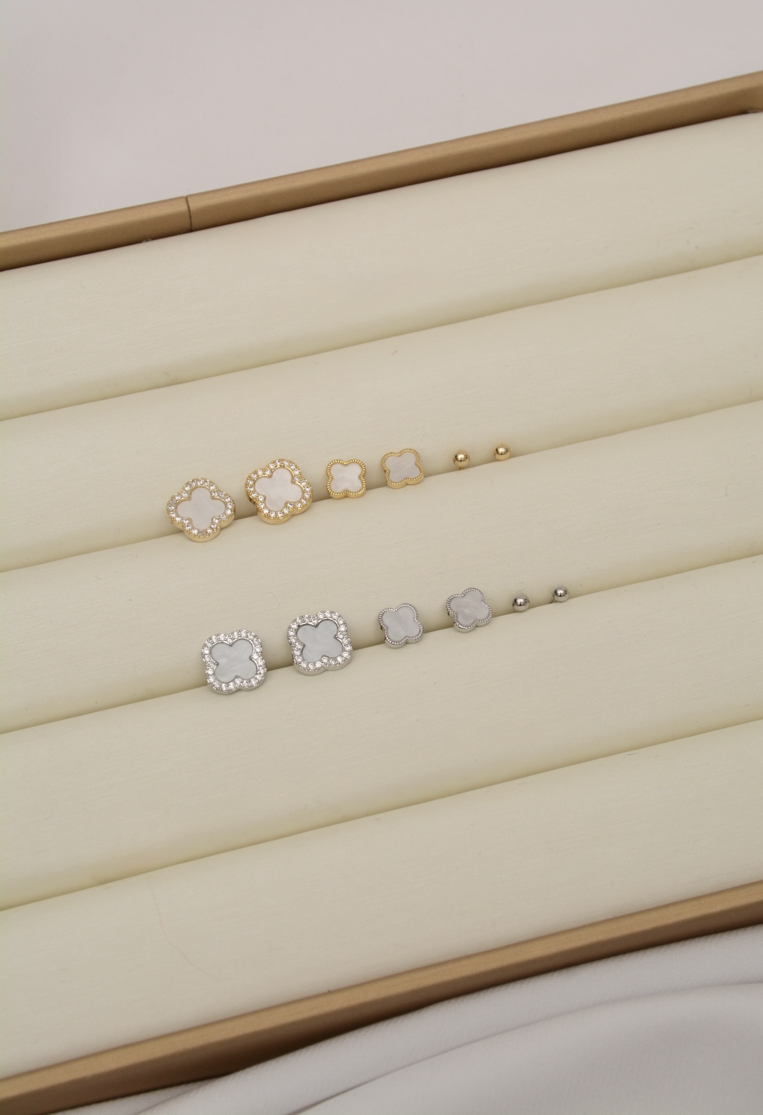 SET TREBOLES BLANCOS CON BRILLO